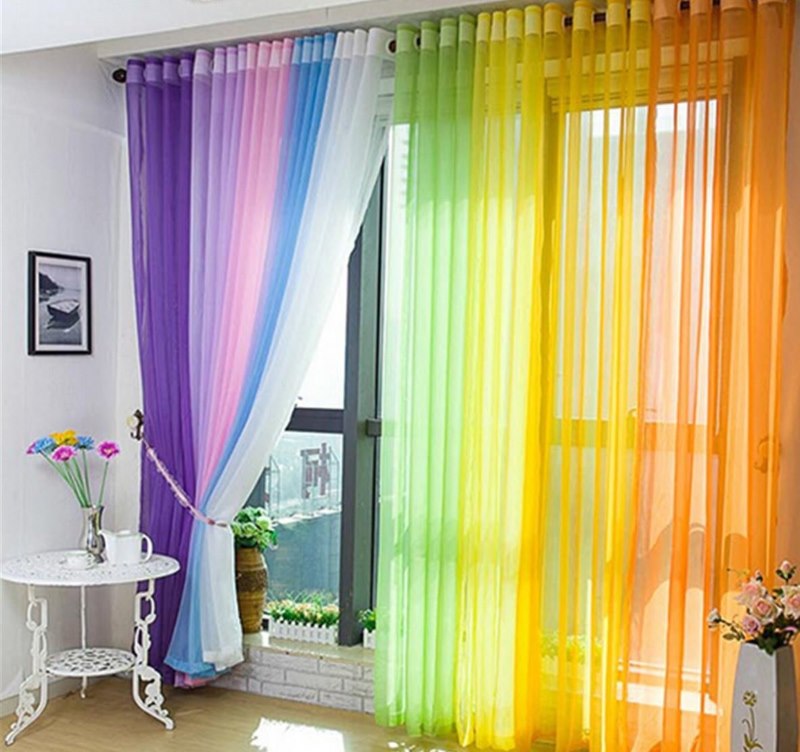 ستارة متعددة الألوان على نافذة غرفة النوم مع شرفة