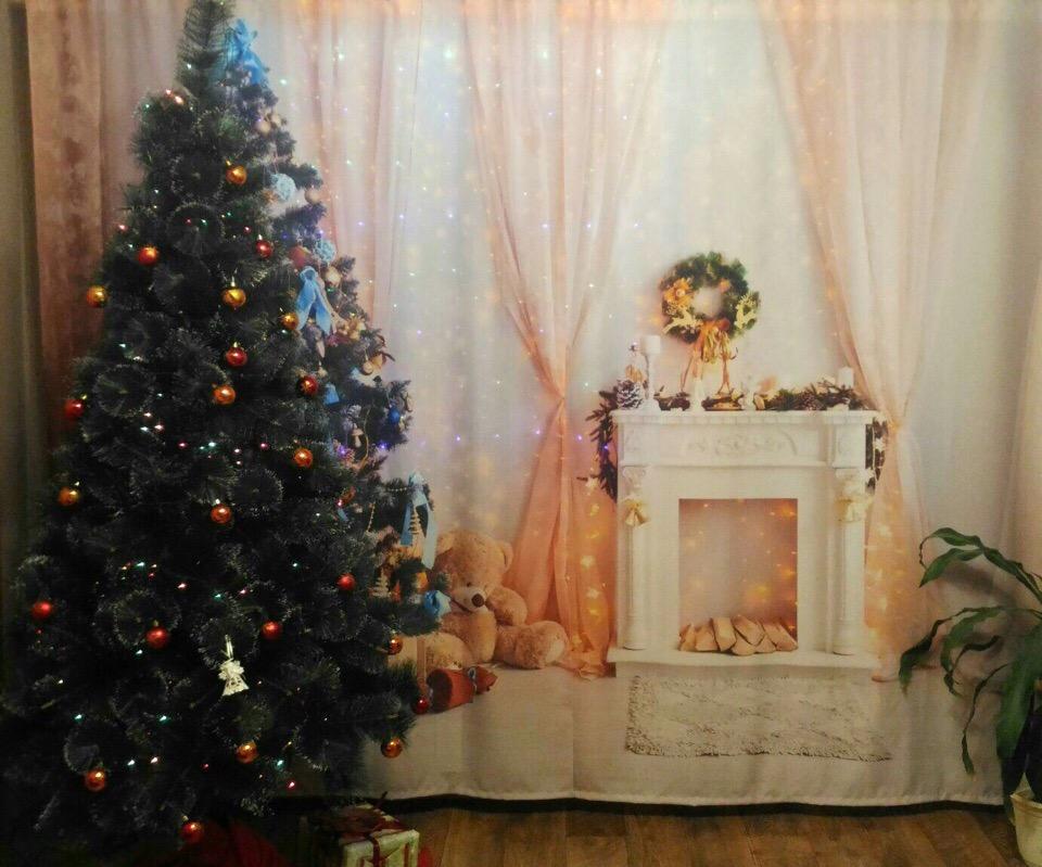 Pokok natal di latar belakang tulle dengan perapian