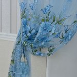Tulle cantik dengan bunga berwarna biru
