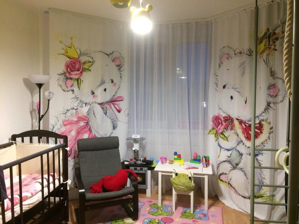 Photoulman con giocattoli nella camera da letto di un neonato