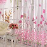 Perhiasan merah jambu dalam tulle Turki