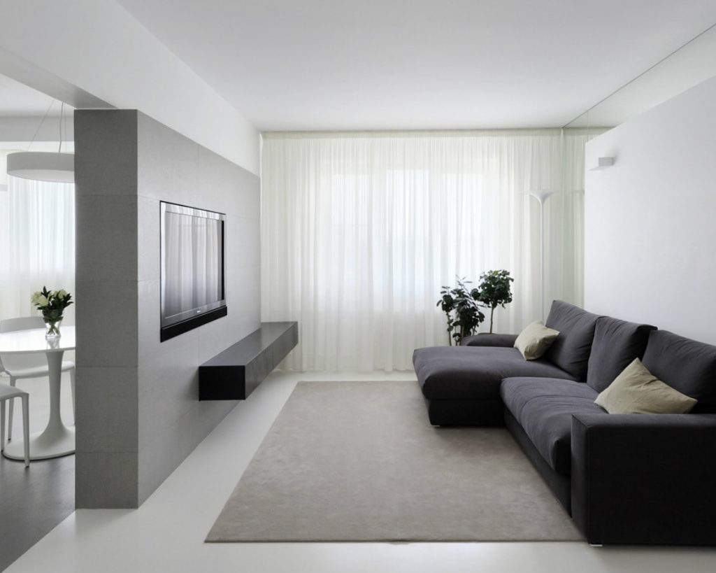 Tulle leggero sulla finestra del soggiorno nello stile del minimalismo