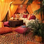 Útulný teplý pokoj v orientálním stylu s polštáři pro posezení na podlaze