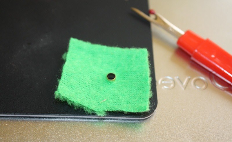 Voorbeeld van montage van het oog op een stuk groene stof