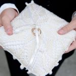 Pletená sněhobílá podložka pro prsteny