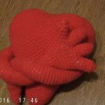 Cuscino a maglia con cuore e mani