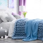Gebreide blauwe deken kan worden gebruikt als sprei en deken