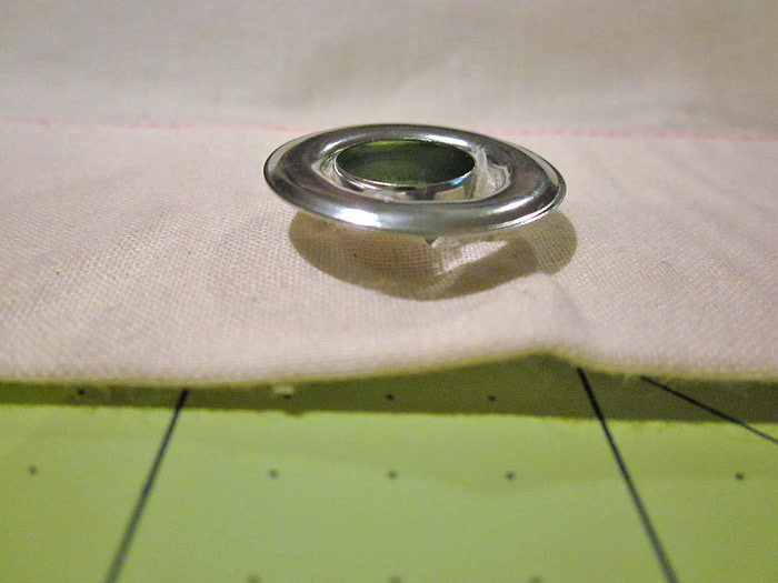 Fissaggio dell'anello sul lato del passacavo in acciaio