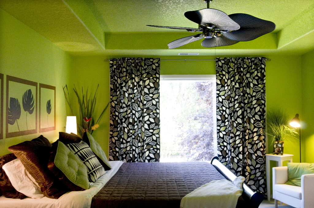 Motley gordijnen in de slaapkamer met groen plafond