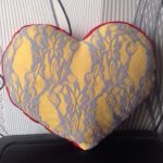 Sárga szív alakú párna