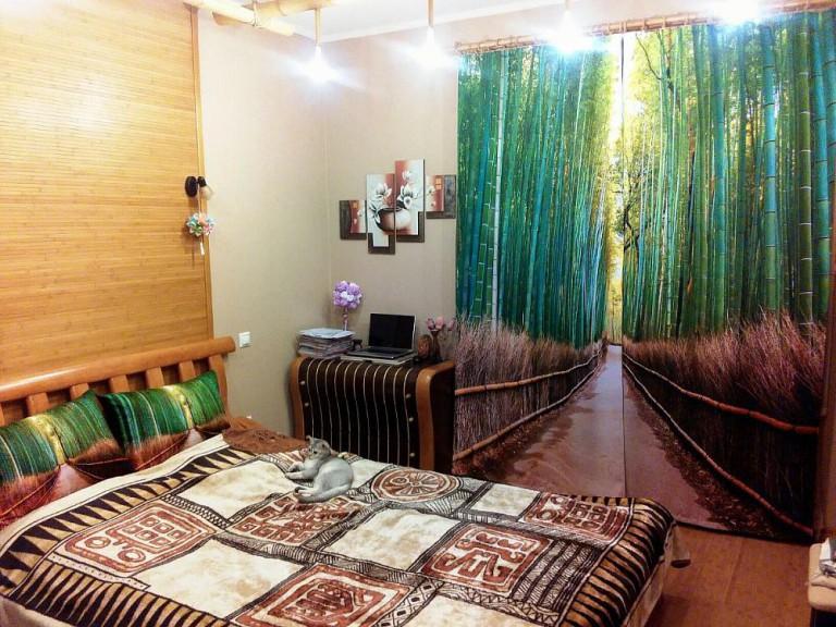 Bamboebos op het fotogordijn in de slaapkamer