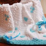 Fehér-kék takaró a babák tetejével