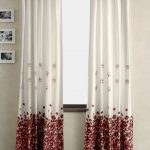 Vit gardiner med röda velcroblommor