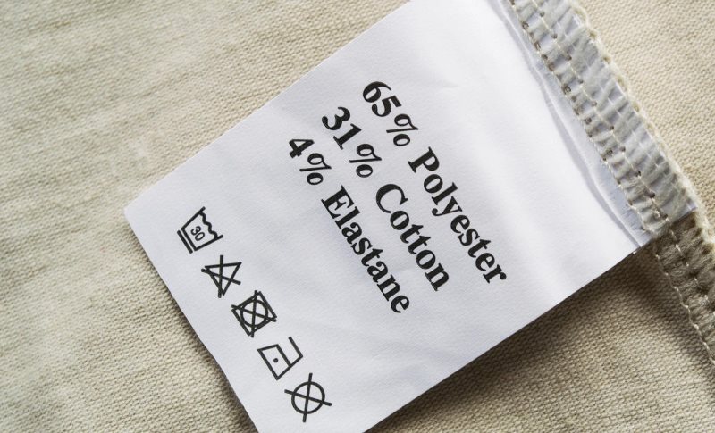 Etikett med symboler på en gardin av kompositmaterial