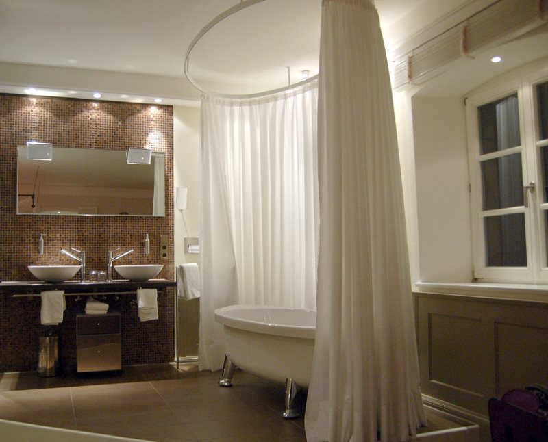 Lunga cortina di luce attorno al bagno ovale
