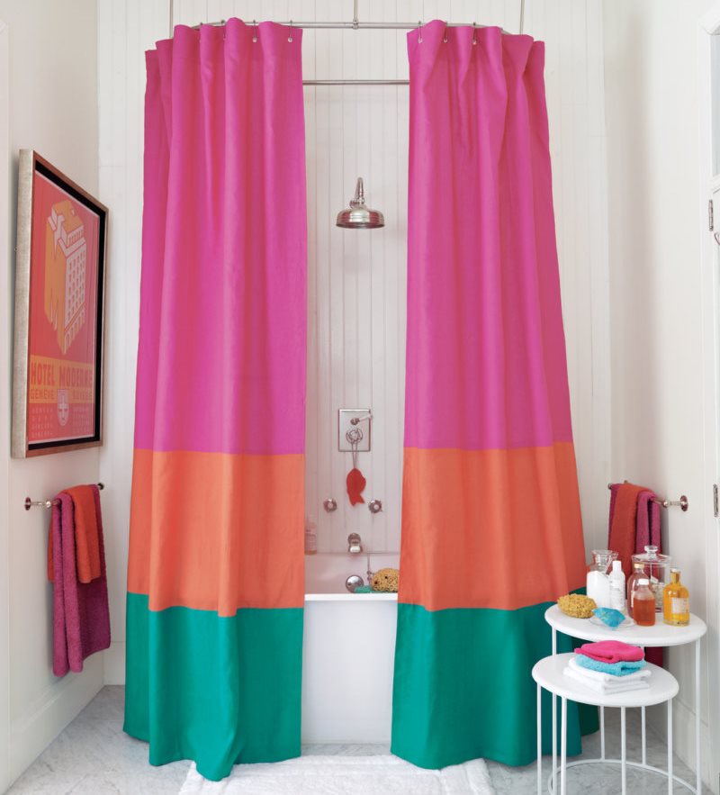 Flerfärgade gardiner av tyg över badrummet