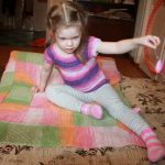 Maglieria a quadri per bambini in una spirale di filato colorato