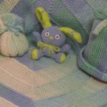 Dětský pletený pléd na jehlách na 10 smyček
