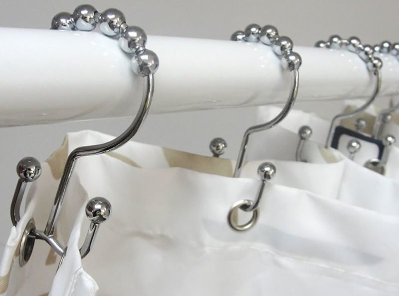 Dubbele haken voor het ophangen van gordijnen in de badkamer