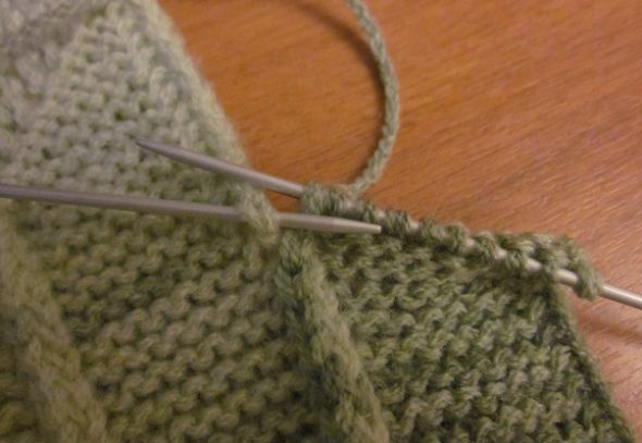 Lavoro a maglia per entrambi i segmenti della treccia laterale