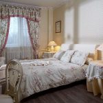 Delikat sovrum med textilier i stil med Provence