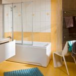 Gele keramische tegel op de badkamervloer