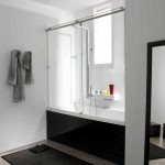 Design del bagno con una finestra in una casa privata