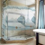 Glazen wand met patroon in de badkamer