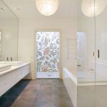 Salle de bain design avec murs beiges