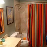 Stripade gardiner i badrummet