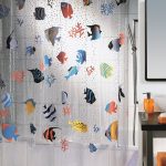 Poisson coloré sur un rideau de polyester
