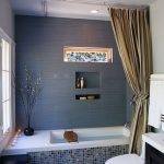 Modern fürdőszoba sötét színekkel