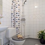 Pavimento del bagno grigio con pareti bianche