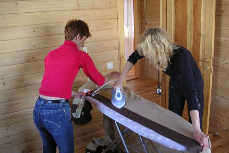 Razlazhivanie dlouhé záclony dvě ženy v domácnosti