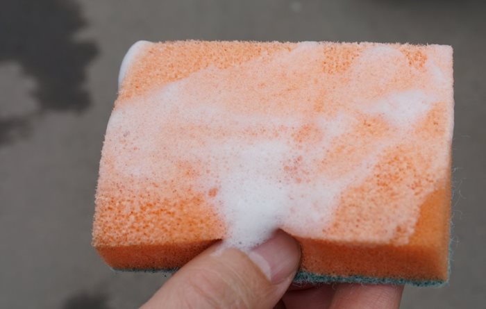 פתרון סבון על פני השטח של הספוג וילון