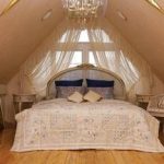Interessante lambrequin-gordijnen voor het trapeziumvormige raam in de slaapkamer