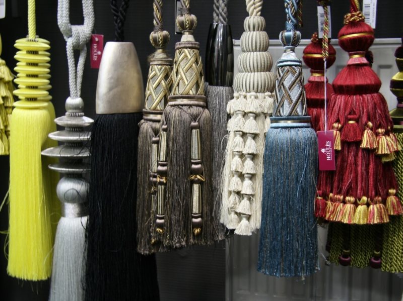 Una varietà di spazzole per decorare le tende
