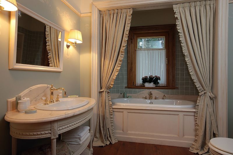 Mooie gordijnen in de badkamer in klassieke stijl