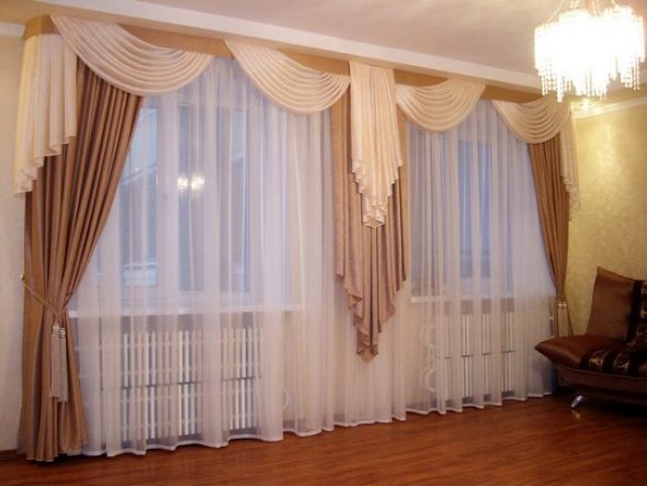 Vacker uppsättning gardiner för två fönster