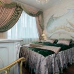 Vacker lambrequin med tofsar för ett ovanligt inrett sovrum