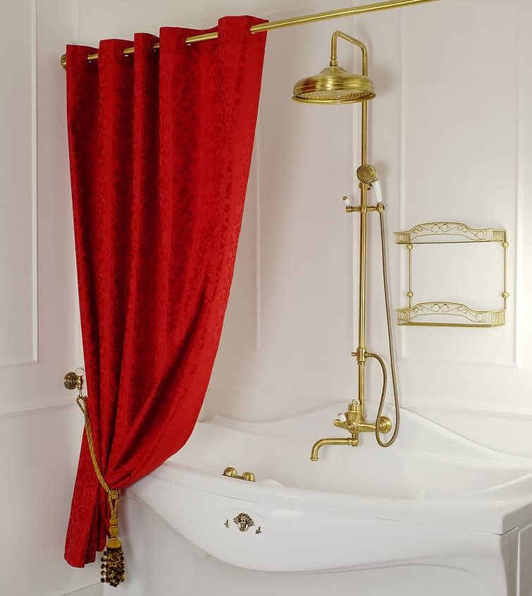 Tirai merah di atas bilik mandi putih