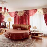 Rode en beige gordijnen met lambrekijn voor een ruime slaapkamer