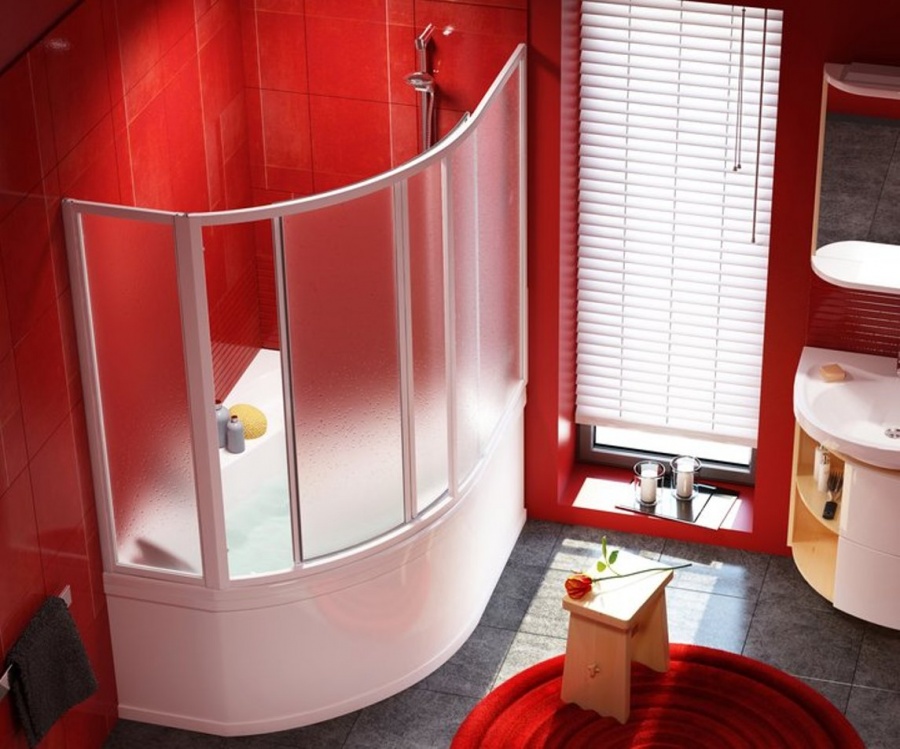 Bagno interno ad angolo con pareti rosse