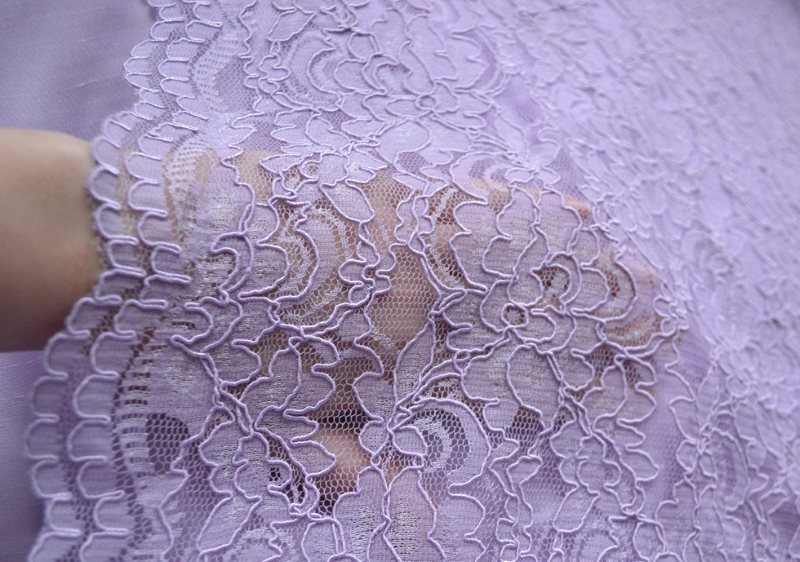 Semi-sheer lace fabric dengan corak cantik
