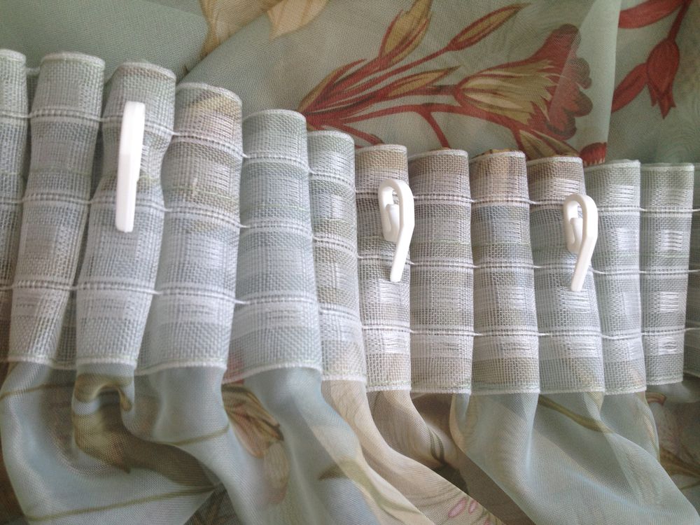 Crochets en plastique sur le ruban de rideau