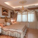 Lambrequins in een slaapkamer in klassieke stijl