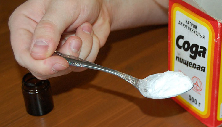 Un cucchiaio di soda per la preparazione della soluzione sbiancante