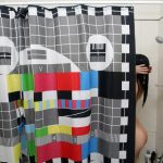 Essential mesh gardin i badrummet av en ung tjej