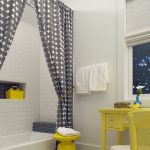 Grijs gordijn in een rustieke badkamer