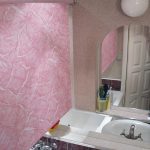 Rullaverho, jossa on vaaleanpunainen painatus kylpyhuoneessa